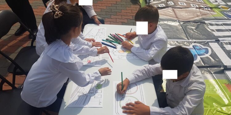 Aplicaţii practice în aer liber, la laboratorul mobil de educație rutieră, cu elevi de la școlile din mediul rural