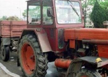 Conducea un ansamblu de vehicule format din tractor și două remorci fără a deține permis de conducere corespunzător, iar remorcile erau neînmatriculate
