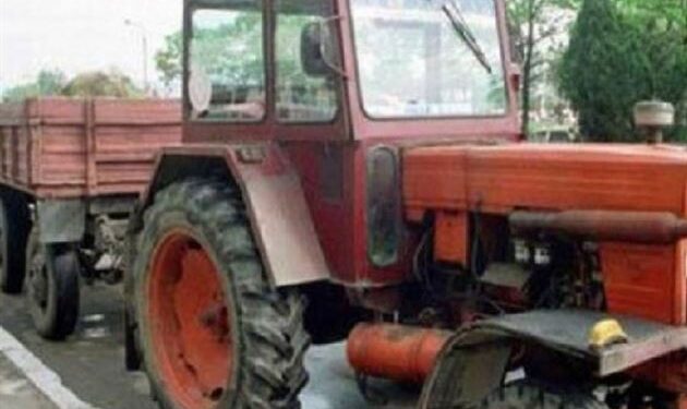 Conducea un ansamblu de vehicule format din tractor și două remorci fără a deține permis de conducere corespunzător, iar remorcile erau neînmatriculate