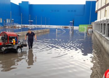 Străzi inundate în urma ploilor torențiale