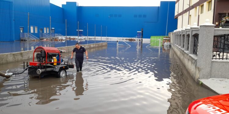 Străzi inundate în urma ploilor torențiale