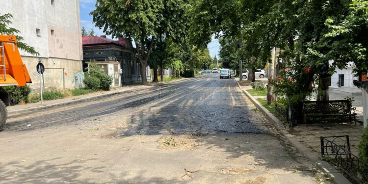 Cătălin Canciu: Primarul Dragomir transformă Brăila într-un oraş fără identitate, îngropând sub strat de bitum granitul vechi de peste 100 de ani