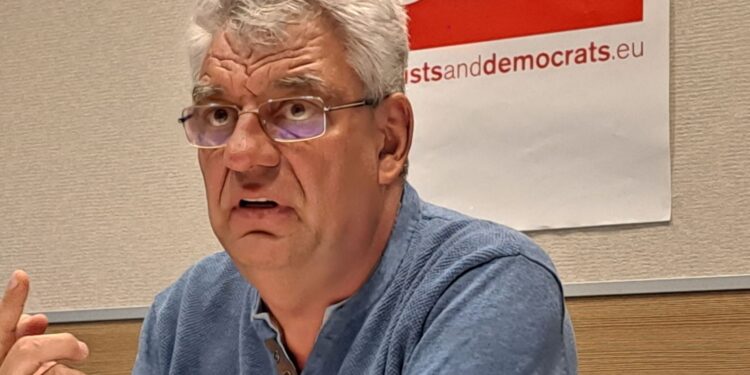 Europarlamentarul Mihai Tudose face o satiră usturătoare pe tema „muzicii și versurilor” cu care ne liniștește titularul de la Ministerul Energiei