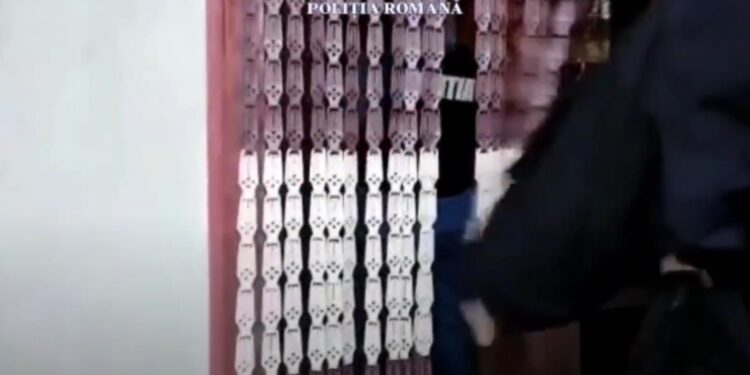 Percheziții la persoane care ar fi sustras aproximativ 500 de tone de uree din magazinele unei societăți comerciale