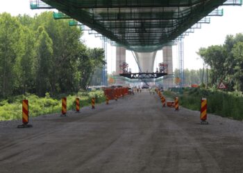 VIDEO: A fost montat ultimul tablier la Podul suspendat peste Dunăre de la Brăila