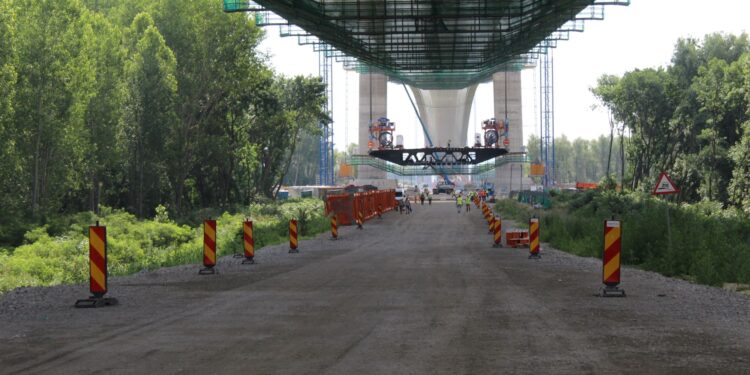 VIDEO: A fost montat ultimul tablier la Podul suspendat peste Dunăre de la Brăila