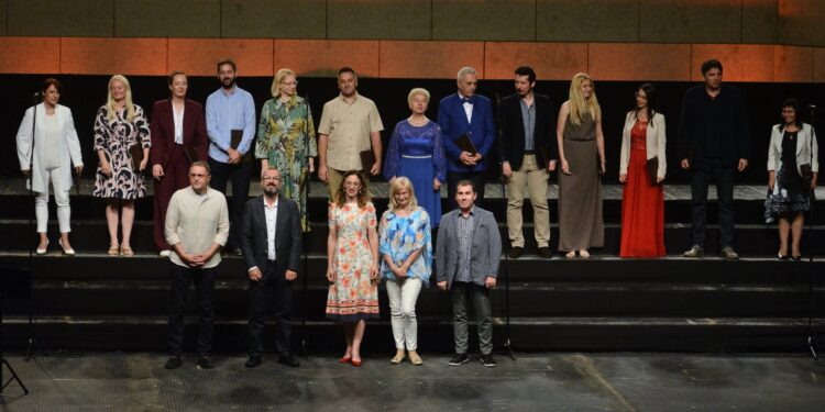 „Premiul pentru interpretarea unui repertoriu național” obținut de Corul mixt „Trison” la Festivalul Coral Internațional de la Niš