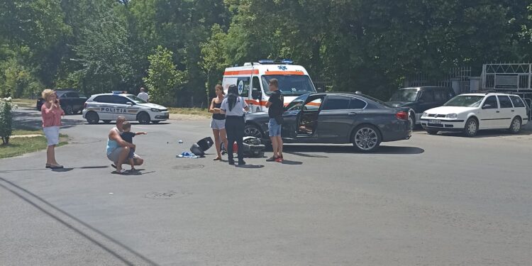 Accident pe strada Industriei. Un mopedist băut și fără permis accidentat de un autoturism care nu a acordat prioritate