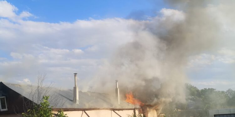 Incendiu la o locuință din Scorțaru Vechi. Un bărbat a suferit arsuri de gradul 2 și 3 pe 80% din corp