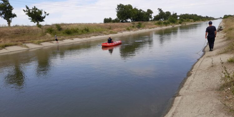 Persoană posibil înecată într-un canal de irigații găsită de scafandri