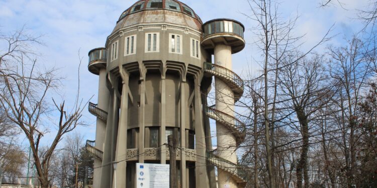 Primarul Dragomir spune că la Castelul de Apă din Grădina Publică se lucrează în ritm normal