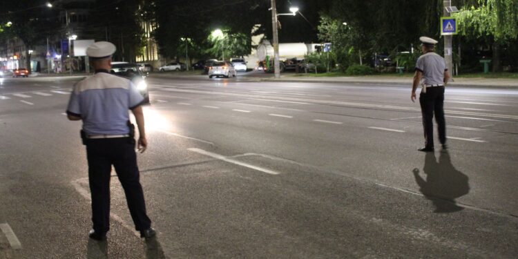Azi noapte, polițiștii au verificat peste 100 de autovehicule și au efectuat 75 de testări cu aparatul etilotest sau etilometru și o testare cu aparatul drugtest