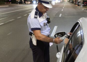 Azi noapte, polițiștii au verificat peste 100 de autovehicule și au efectuat 75 de testări cu aparatul etilotest sau etilometru și o testare cu aparatul drugtest