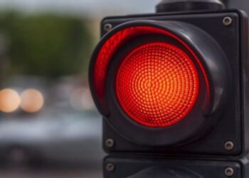Un tânăr fără permis surprins când a trecut pe roșu la semafor