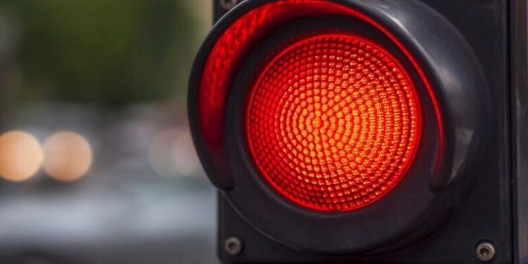 Un tânăr fără permis surprins când a trecut pe roșu la semafor