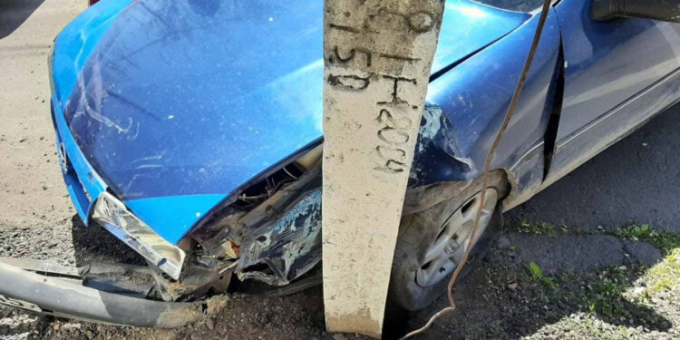 A intrat cu mașina într-un stâlp de electricitate. Șoferul băut a produs și un incendiu de vegetație pentru că un cablu s-a rupt și a produs un scurt circuit care a declanșat incendiul