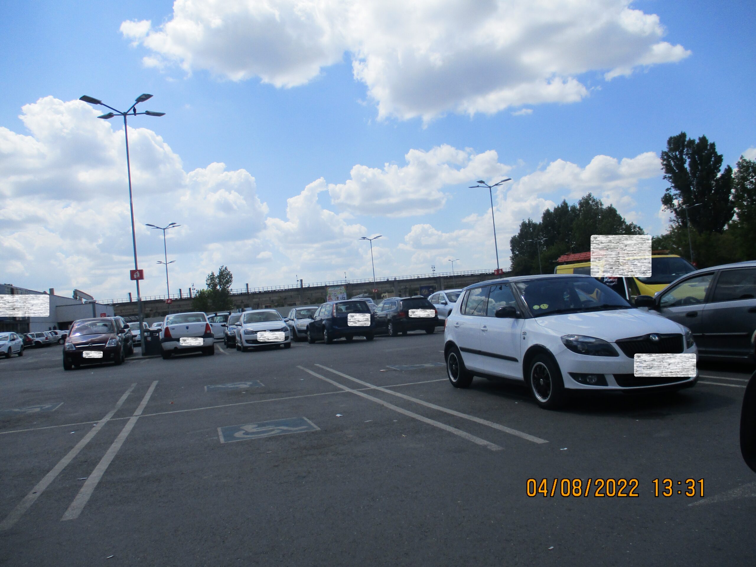 Amendați de polițiștii locali pentru că au parcat pe locurile rezervate persoanelor cu handicap