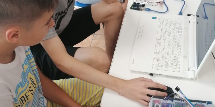 Fundația Vodafone România duce Școala verde din viitor în comunitățile CODE Kids din întreaga țară