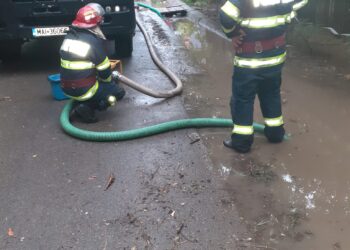 Gospodărie inundată în comuna Lanurile