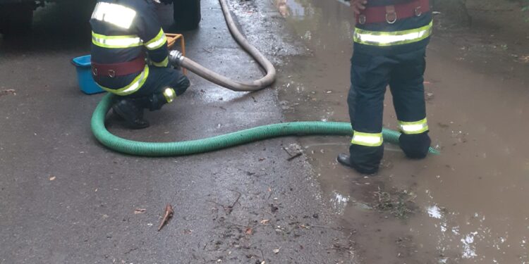 Gospodărie inundată în comuna Lanurile