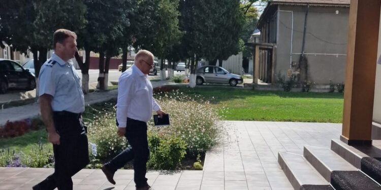 Întâlnire a prefectului cu primarul din Gropeni, comună în care s-a înregistrat unul dintre cazurile de infectare cu virusul West Nile