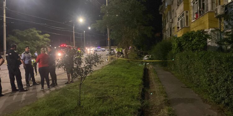 Un adolescent de 16 ani a murit după ce o mașina în care se afla, condusă de sora sa, de 17 ani, a lovit un stâlp și s-a răsturnat pe spațiul verde