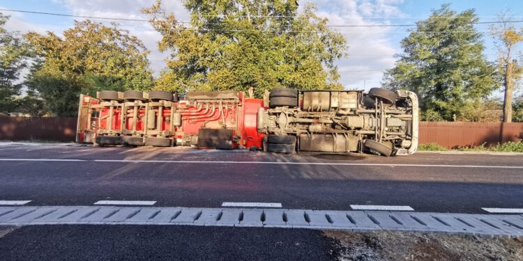 Video: Cisternă cu motorină răsturnată în comuna Bordei Verde