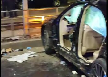 Video: Un șofer, aflat la volanul unui autoturism înmatriculat în Brăila, a intrat cu mașina în refugiul de tramvai din București și a murit