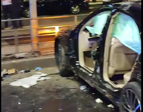 Video: Un șofer, aflat la volanul unui autoturism înmatriculat în Brăila, a intrat cu mașina în refugiul de tramvai din București și a murit