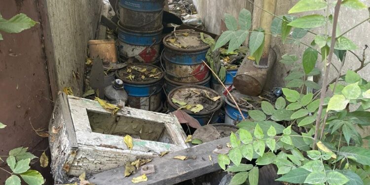 Agent economic depistat cu vopsea cu termen de valabilitate depasit nesupusa unei operatiuni de eliminare in conditii de siguranta