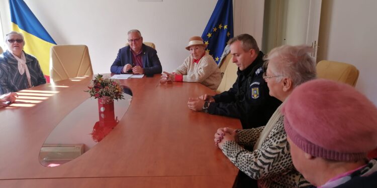Reprezentanți ai organizațiilor asociative locale ale persoanelor vârstnice s-au întâlnit cu Prefectul județului Brăila după un protest în fața Palatului Administrativ la care au participat peste 100 de persoane