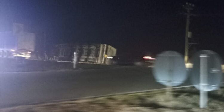 S-a răsturnat cu camionul pe Șoseaua Baldovinești