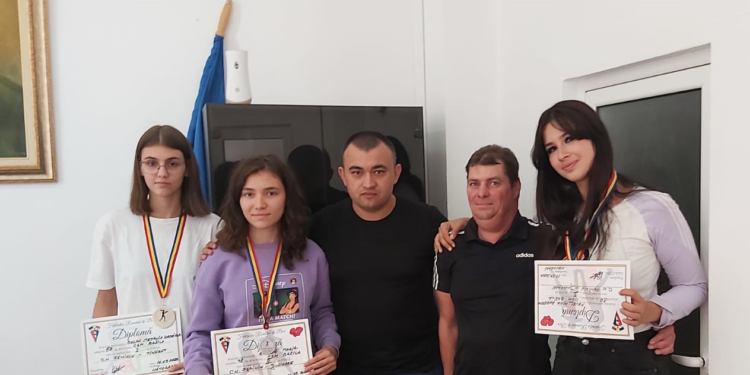Deputatul Alexandru Popa își donează indemnizația pentru a premia trei sportive de la CSM Brăila, care au obținut medalii de aur și argint la campionatele naționale de box feminin