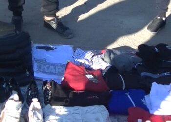 Încălțăminte și haine ”de firmă” vândute în Oborul de animale, de pe o pătură
