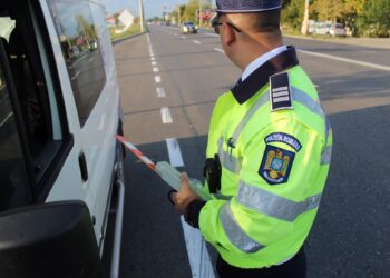 Video: Acțiune a polițiștilor de la Biroul rutier. Șofer pe microbuz de transport persoane, depistat sub influența alcoolului la volan