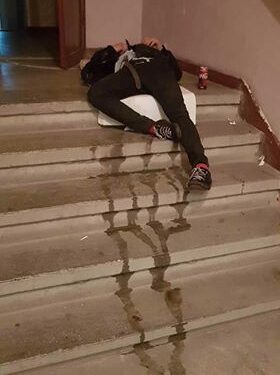 Doi tineri aflați sub influența substanțelor psihoactive, erau în stare inconștientă în scara unui bloc din cartierul Vidin
