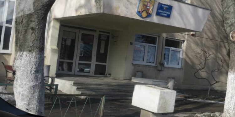 Un tânăr de 19 ani din satul Pântecani, comuna Galbenu, a fost arestat preventiv pentru tâlhărie calificată. Împreună cu un alt tânăr, de 17 ani, din Sătuc, au tâlhăriat un consătean.