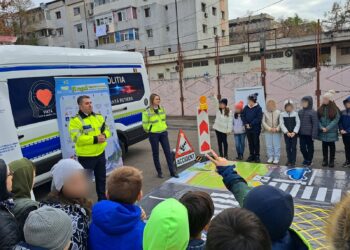 LABORATORUL MOBIL DE EDUCAȚIE RUTIERĂ – ATRACȚIA PREZENTATĂ DE POLIȚIȘTI ELEVILOR