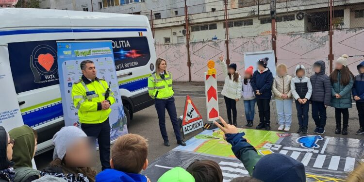 LABORATORUL MOBIL DE EDUCAȚIE RUTIERĂ – ATRACȚIA PREZENTATĂ DE POLIȚIȘTI ELEVILOR