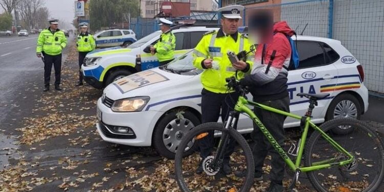 Bicicliștii luați în vizor de polițiști. Biciclist depistat băut când se deplasa pe Șoseaua Rm. Sărat