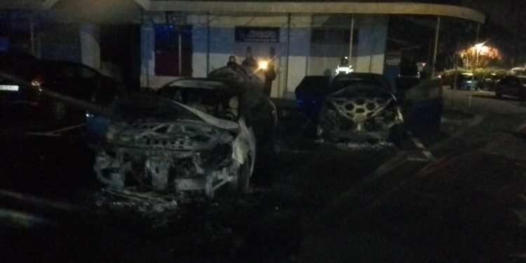Autoturisme incendiate într-o parcare din cartierul Radu Negru