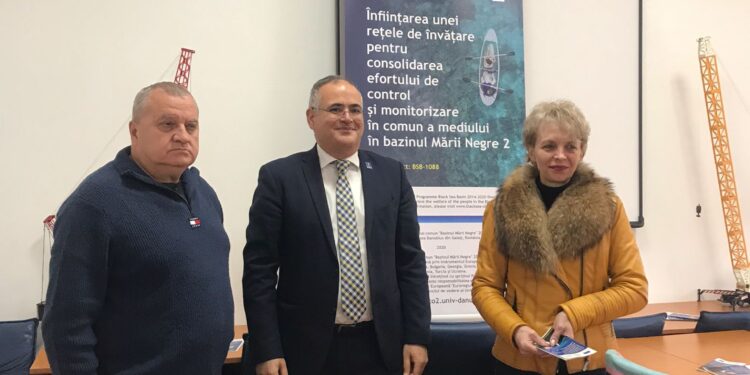 Voluntari instruiți să monitorizeze problemele legate de poluarea apelor care se varsă în Marea Neagră