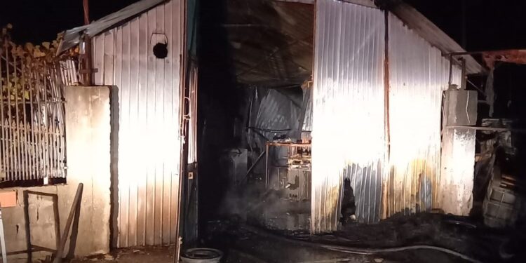 Incendiu în miez de noapte la un garaj din comuna Jirlău. Focul ar fi fost pus intenționat