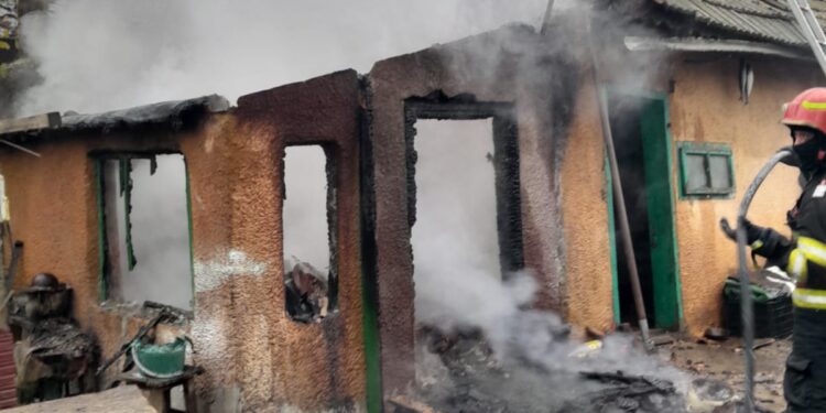 Intervenții ale pompierilor brăileni pentru lichidarea a două incendii