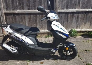 Un minor de 15 ani depistat conducând un moped neînmatriculat