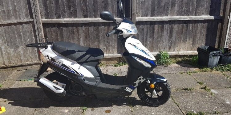 Un minor de 15 ani depistat conducând un moped neînmatriculat