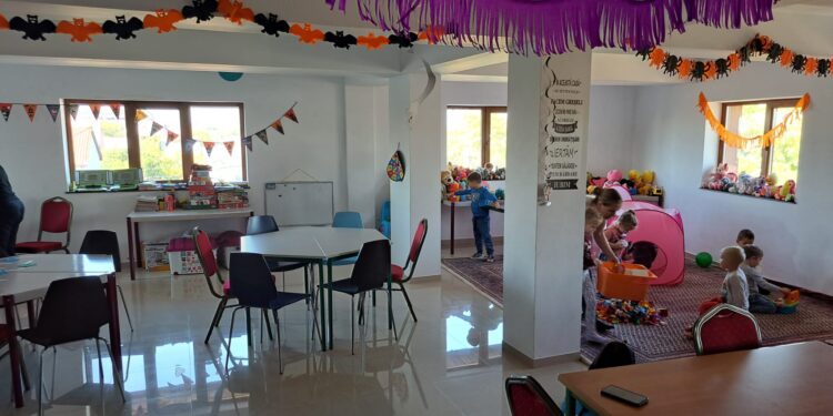 45 de copii ucraineni se joacă și socializează grație unor volunatri brăileni. Aceștia au nevoie de un nou spațiu în care săa aibă și căldură