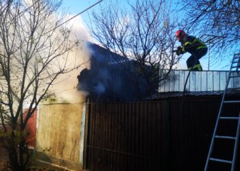 Incendiu pornit de la coșul de fum deteriorat la nivelul podului la o locuință de pe strada Iasomiei din municipiul Brăila