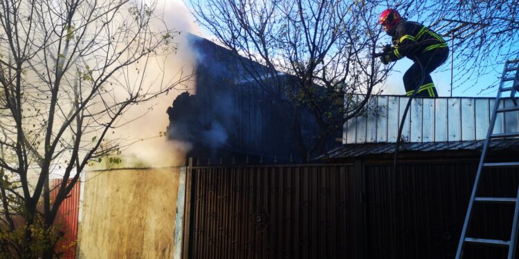 Incendiu pornit de la coșul de fum deteriorat la nivelul podului la o locuință de pe strada Iasomiei din municipiul Brăila