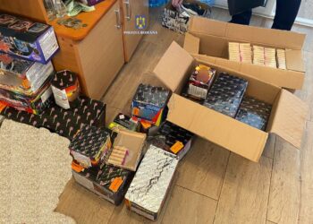 Percheziții domiciliare la 11 persoane care dețineau ilegal circa 240 kg de materiale pirotehnice. La domiciliul unui bărbat a fost găsită o armă letală de tir si 820 cartușe letale